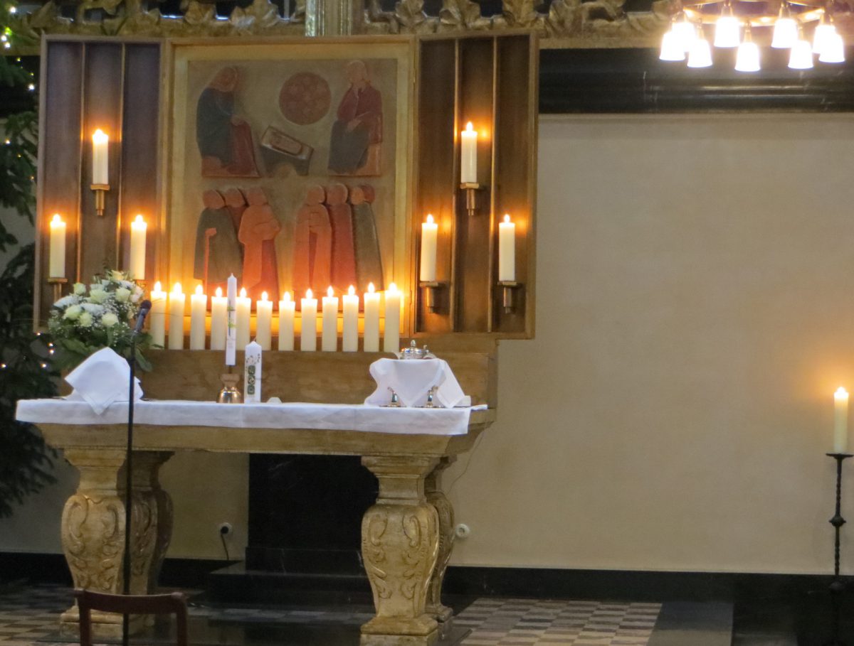 Feierlich gedeckter Abendmahlstisch in der Marburger Universitätskirche